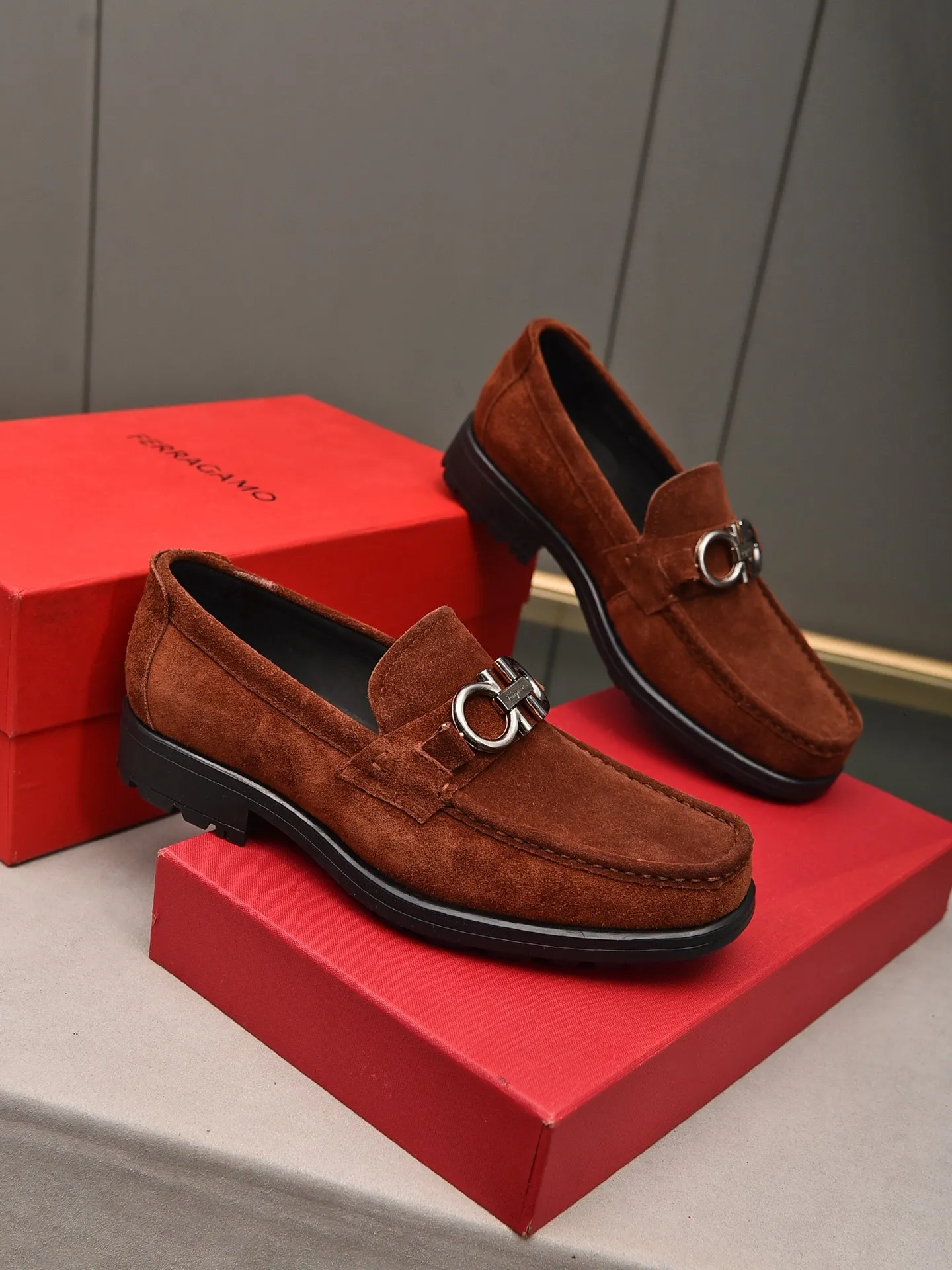 Men's shoes 💰: 500 Brand: Ferragamo Size: Men's size 38/44 (45 can be customized) Grade: Same style as the official website High-end quality men's shoes Material: Original first-layer calfskin Water-dyed cowhide lining Original outsole Style categories: Men's fashionable formal business casual leather shoes Slip-on men's shoes high-top series Young fashion European and American trends British style Casual matching Comfortable feet